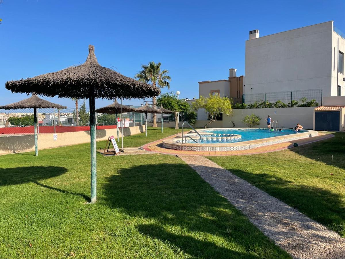 Villa De Lujo Con Piscina Οριουέλα Εξωτερικό φωτογραφία